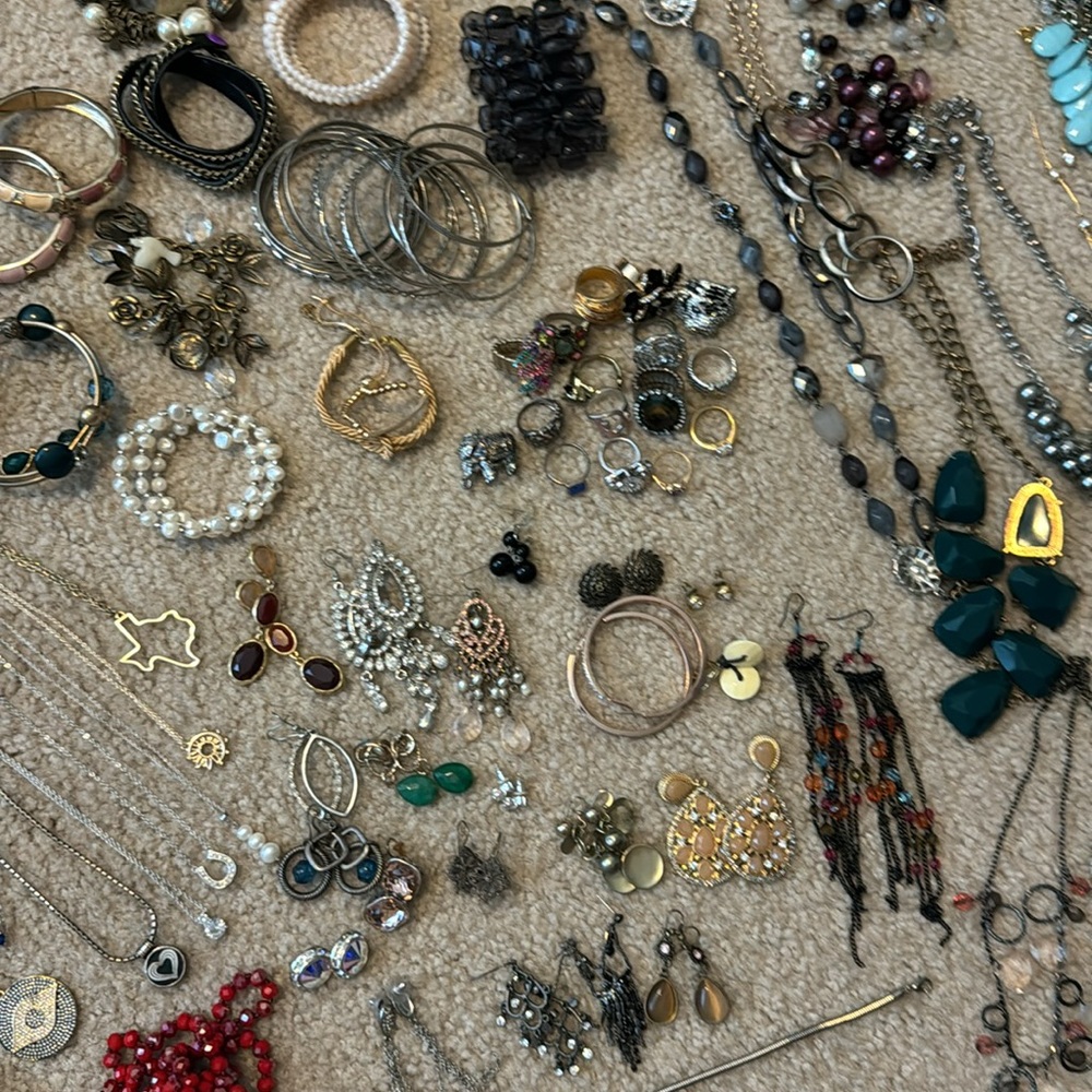 JEWELRY LOT: Assorted pieces of jewelery including name brands